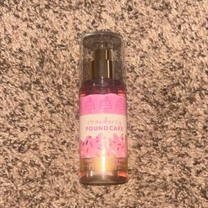 Bath and body works Strawberry Pound Cake Fragrance Mist2.5 x Fl oz travel size